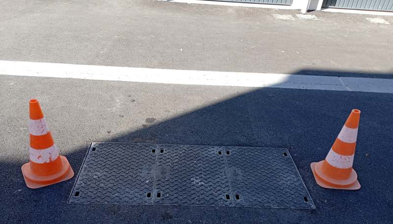 Chambre de tirage balisée sur la voirie